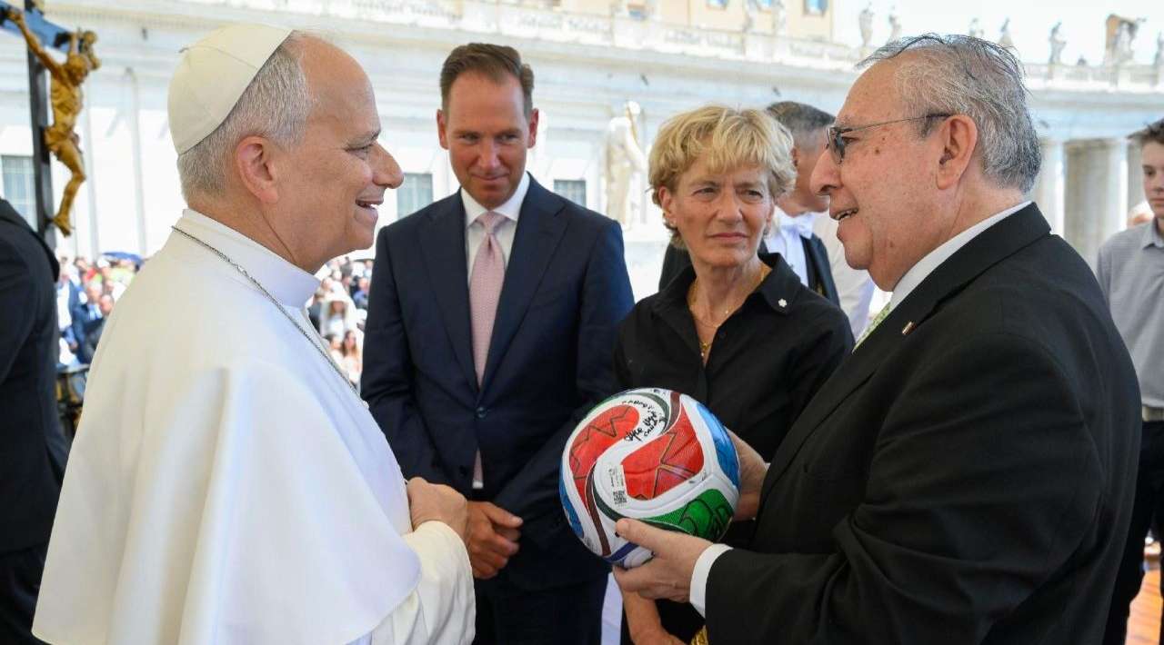 Papa León XIV recibe balón del Mundial y destaca la cooperación entre México, EE.UU. y Canadá. Abre interés de visitar México pronto.