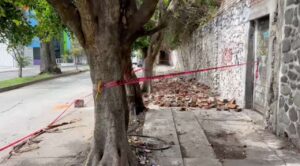 Colapso de barda mantiene bloqueada banqueta en el centro de Cuernavaca