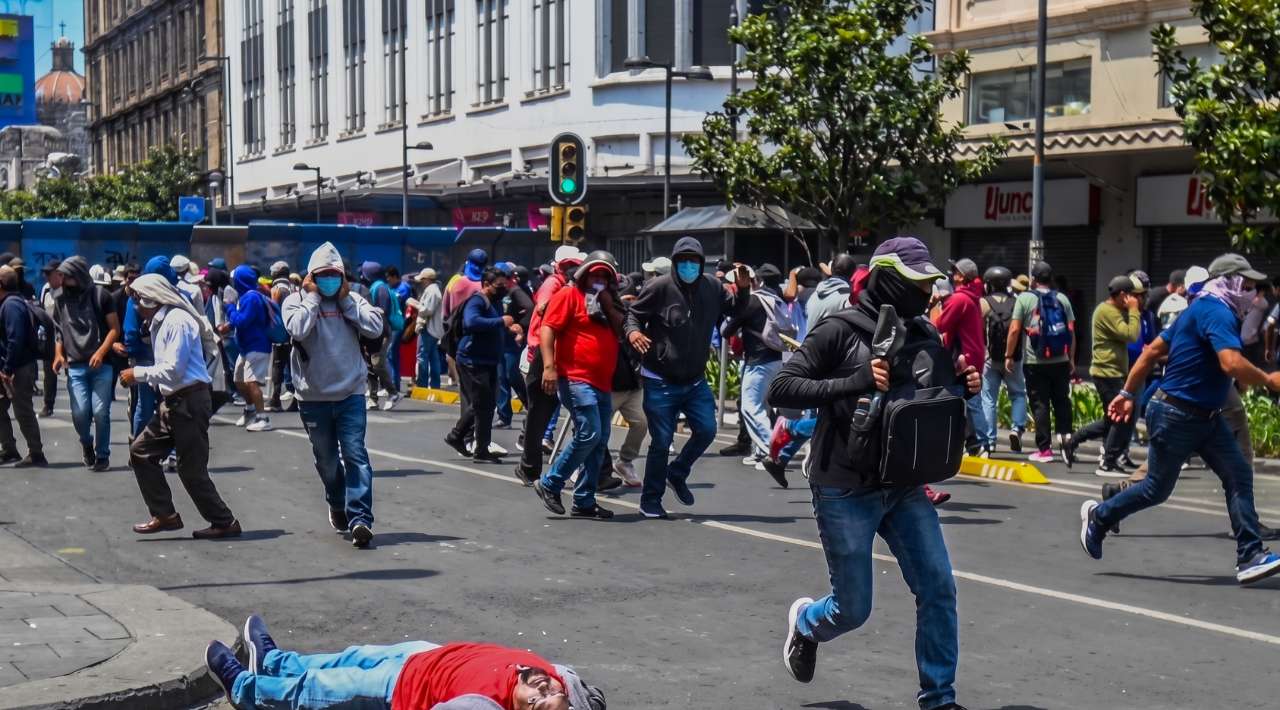 Fiscalía de CDMX identifica a cinco presuntos involucrados en agresiones durante marcha de la CNTE