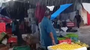 Fuerte lluvia arrastra mercancía de comerciantes en la colonia La Joya