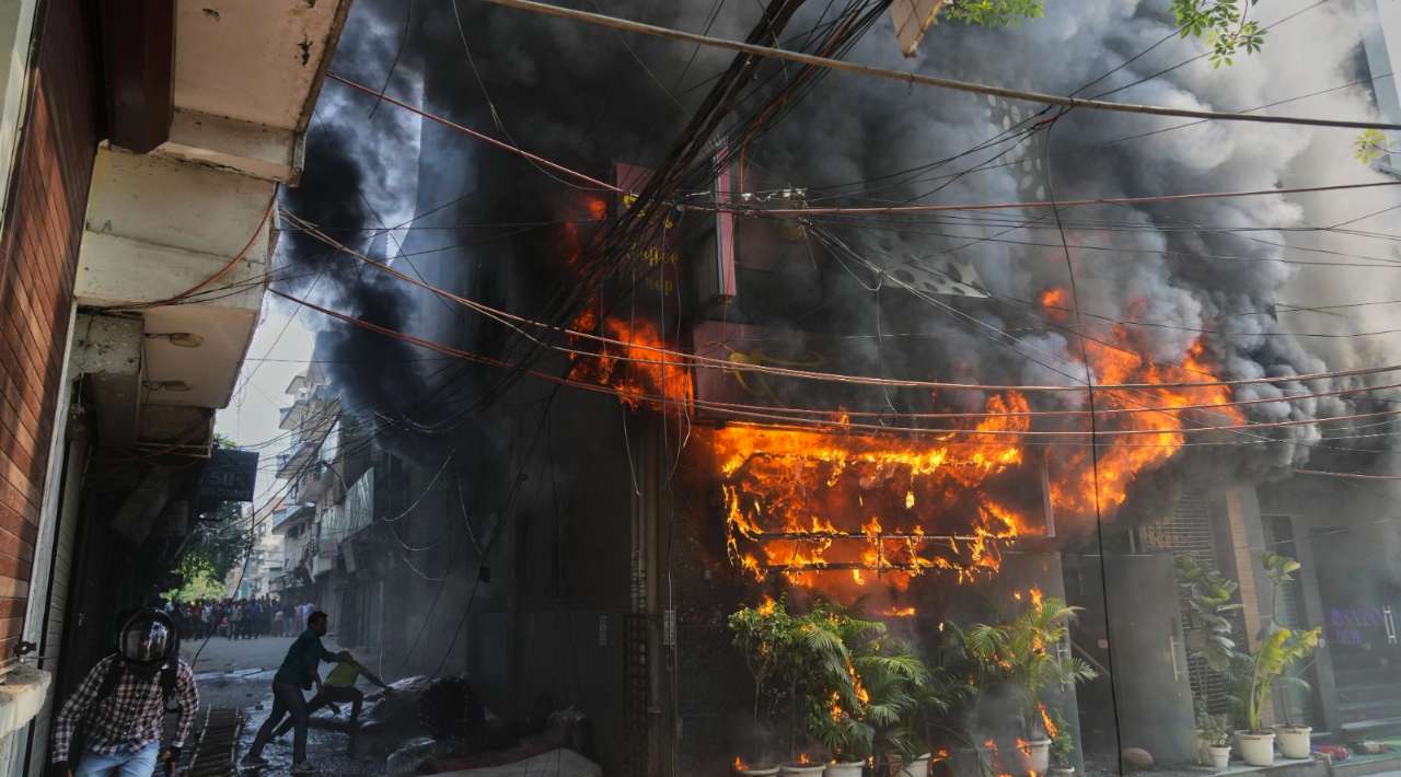 Incendio en hotel de India deja al menos 21 muertos, entre ellos 18 extranjeros