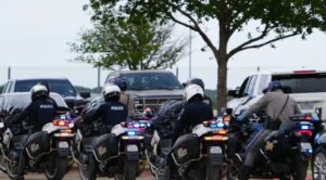 Tiroteo en Texas deja un muerto y 10 heridos; sospechoso permanece atrincherado
