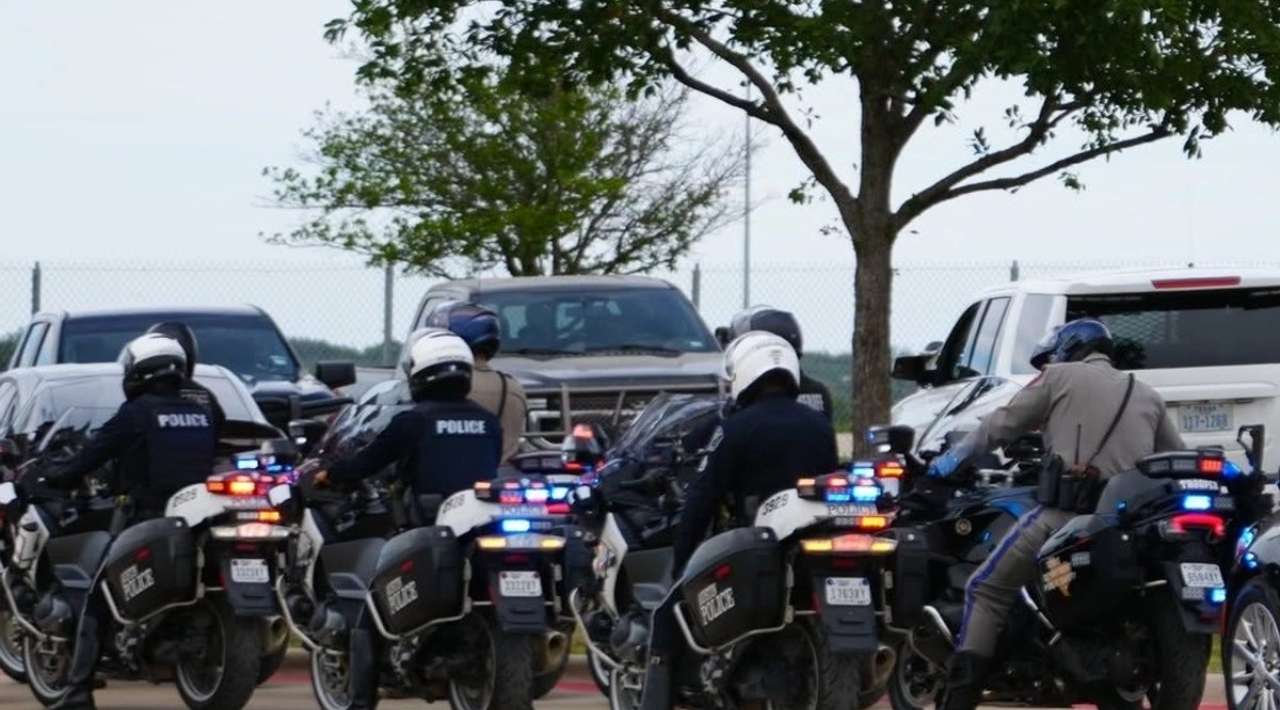 Tiroteo en Texas deja un muerto y 10 heridos; sospechoso permanece atrincherado