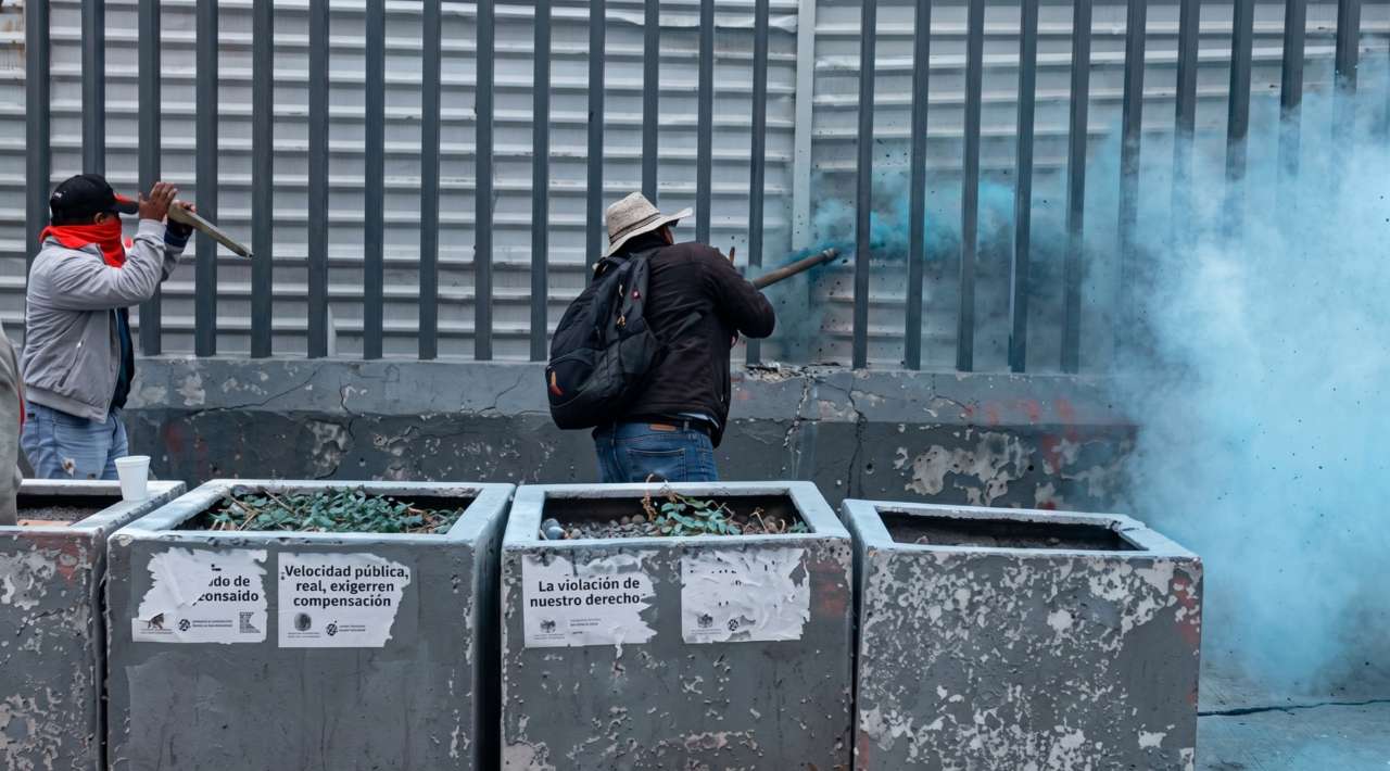 Maestros de Guerrero causan daños en oficinas de la SEP durante protesta en CDMX