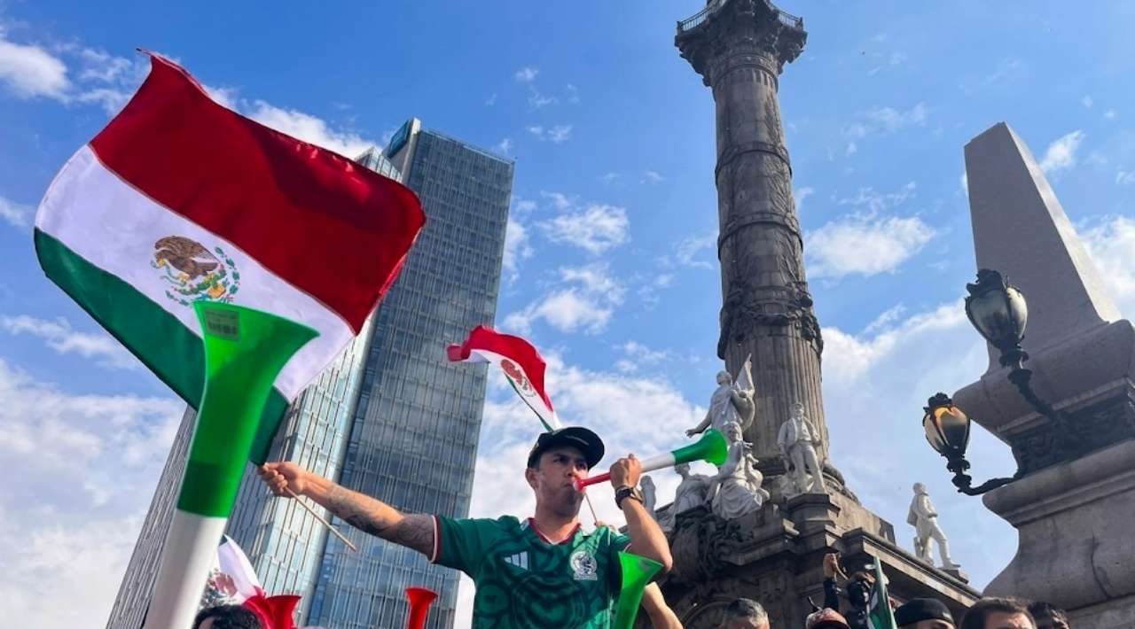 Instalan escenario en el Ángel de la Independencia para festejos tras el México vs Corea