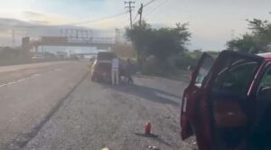 Enorme bache deja vehículos dañados en Xalostoc