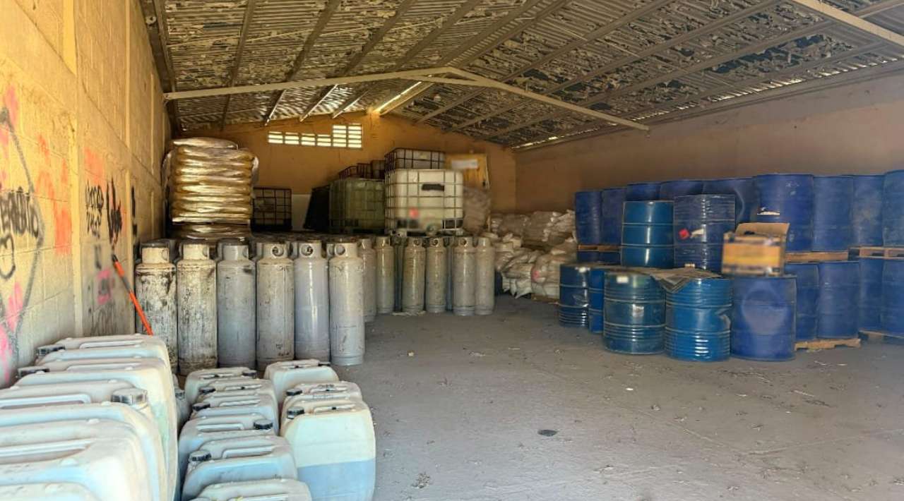 Desmantelan bodega con más de 24 mil litros de metanfetamina líquida en Sinaloa
