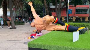 Manifestantes derriban estatuas de futbolistas durante protesta de la CNTE en Paseo de la Reforma