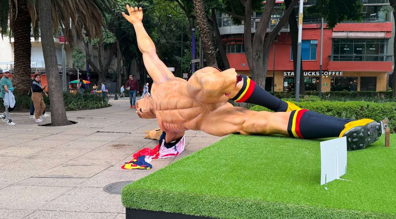 Manifestantes derriban estatuas de futbolistas durante protesta de la CNTE en Paseo de la Reforma