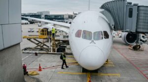 Avión colapsa en aeropuerto de Fráncfort por falla en tren de aterrizaje