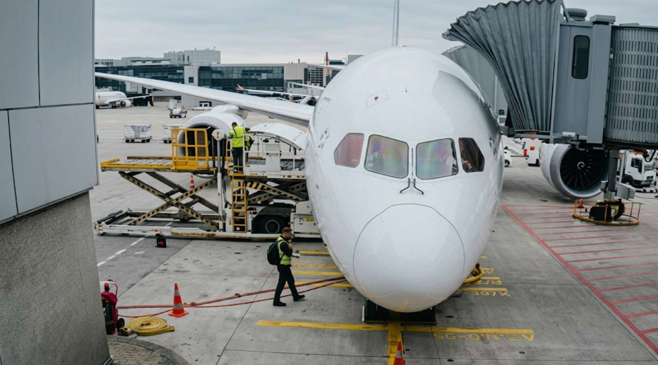 Avión colapsa en aeropuerto de Fráncfort por falla en tren de aterrizaje