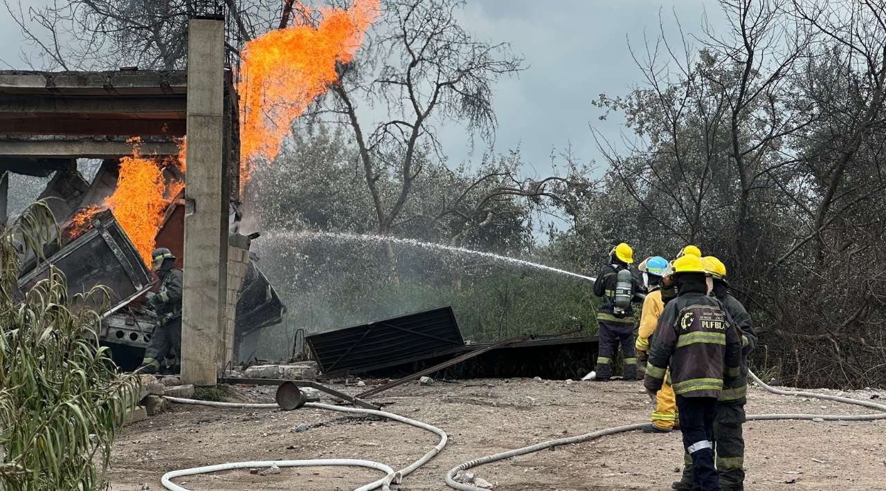 Explosión de cuatro pipas de gas provoca evacuación masiva en Tepeaca, Puebla