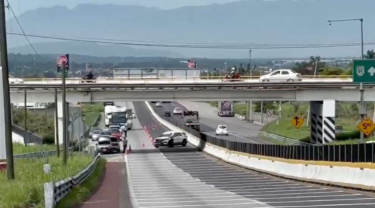 Bloquean autopista México-Acapulco integrantes de la organización AMOTAC