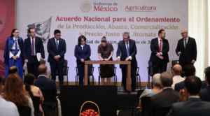 Gobierno firma acuerdo para mantener estable el precio del jitomate