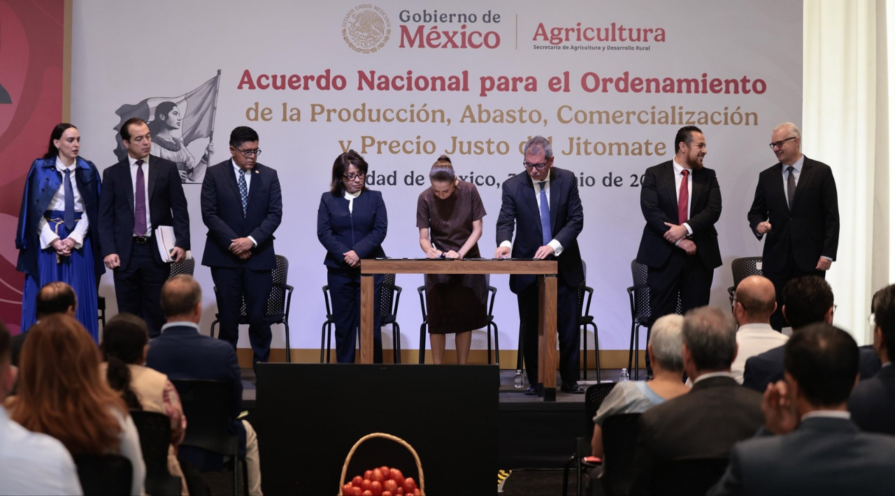 Gobierno firma acuerdo para mantener estable el precio del jitomate
