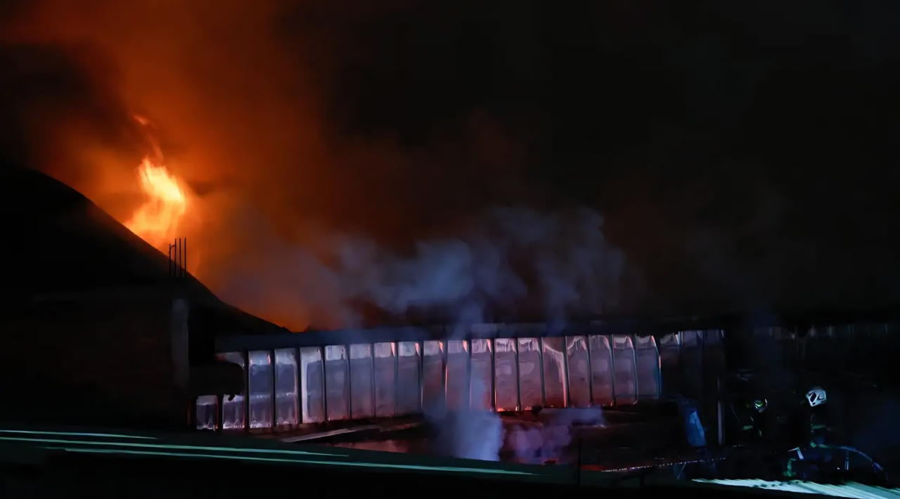 Incendio frente al Mercado de Jamaica moviliza a cuerpos de emergencia