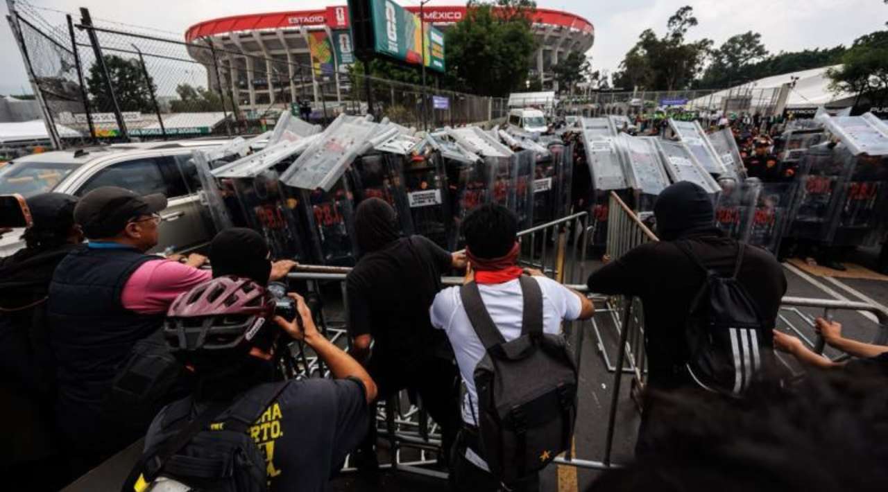 Bloque negro realiza destrozos en inmediaciones del Estadio Ciudad de México