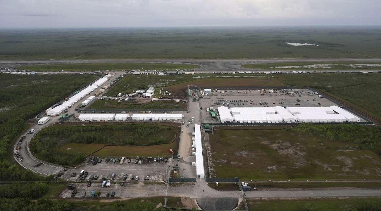 Florida cerrará el centro de detención de migrantes conocido como “Alcatraz de los Caimanes”