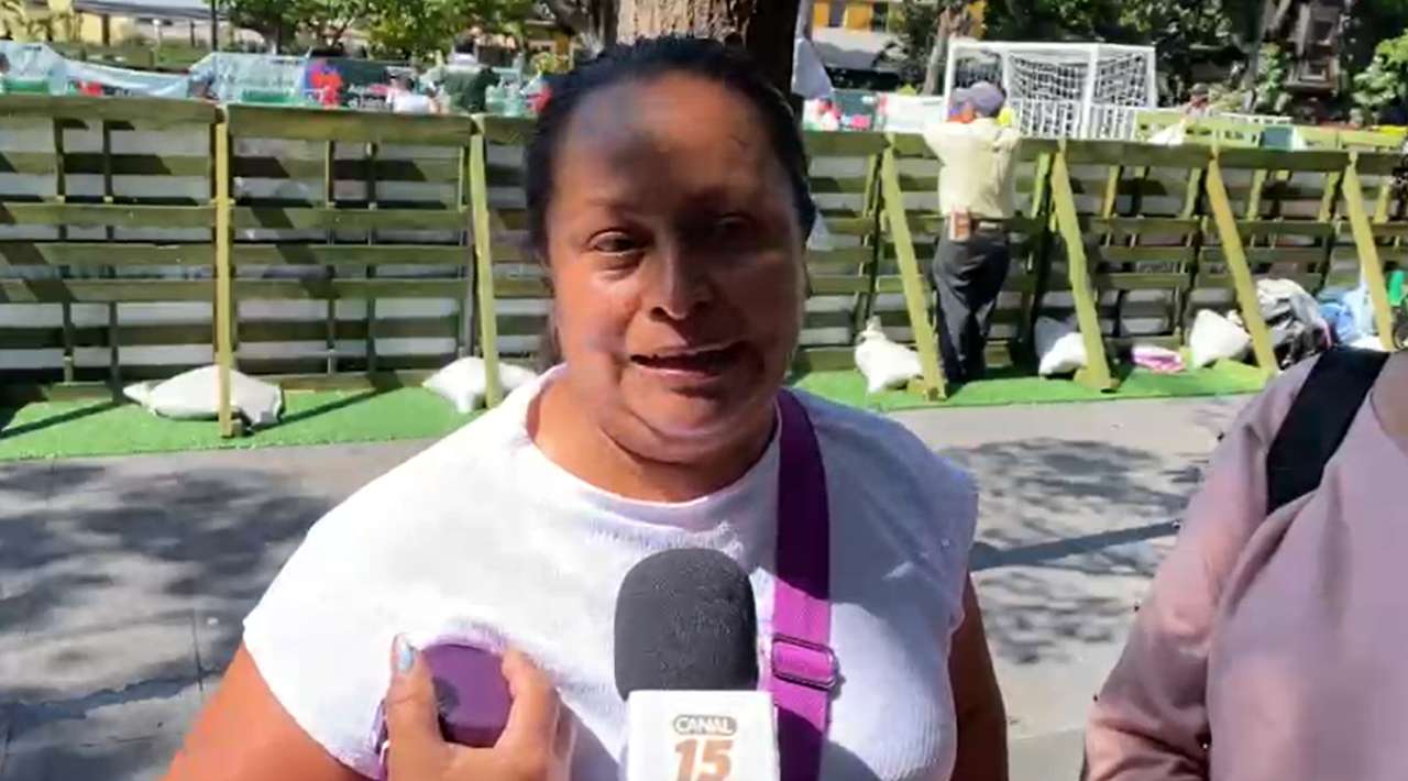 Madres de familia respaldan cancha mundialista en el Zócalo de Cuernavaca