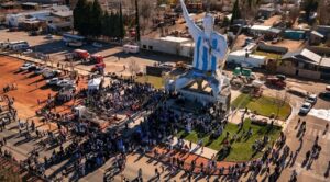Argentina rinde homenaje a Messi con una estatua gigante y un mural