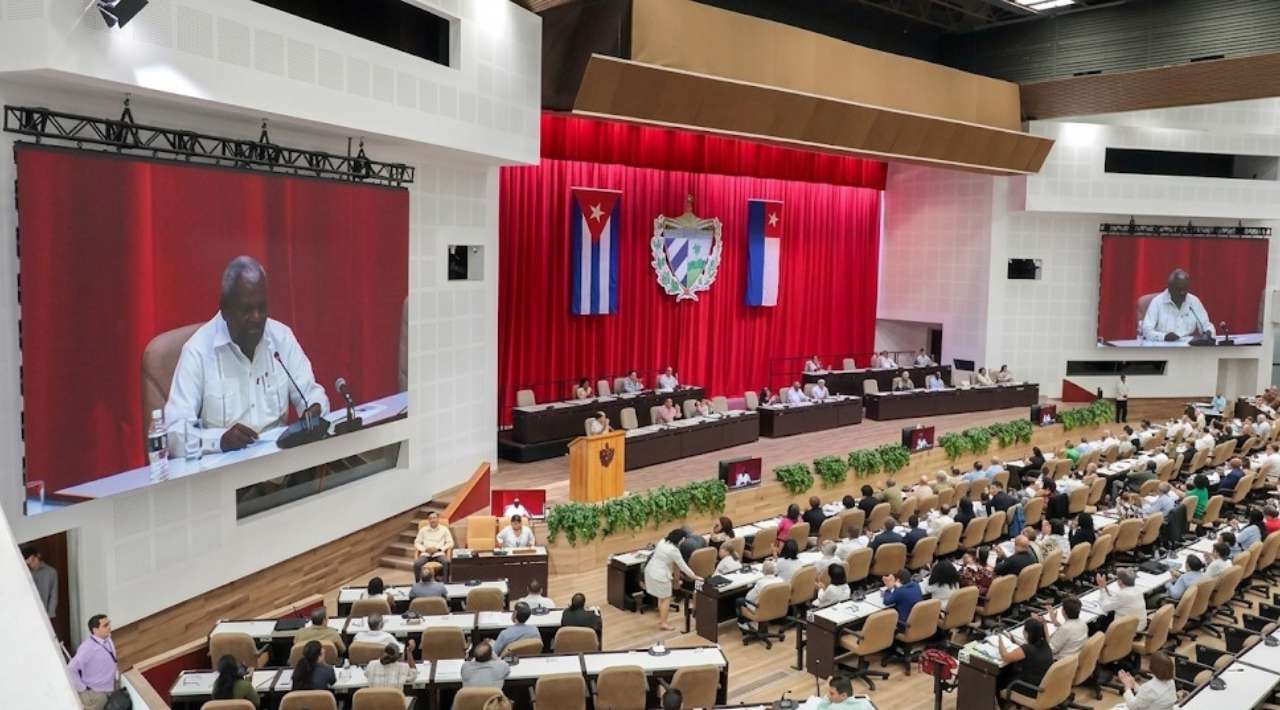 Cuba aprueba apertura económica con reformas a favor del libre mercado