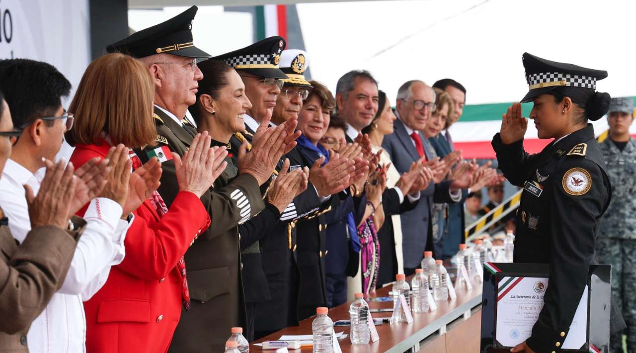 Claudia Sheinbaum entrega condecoraciones a elementos de la Guardia Nacional en su séptimo aniversario