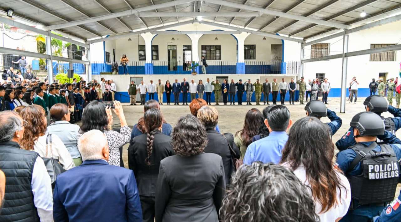 Encabeza Margarita González Saravia ceremonia de Honores a la Bandera en Santa María Ahuacatitlán