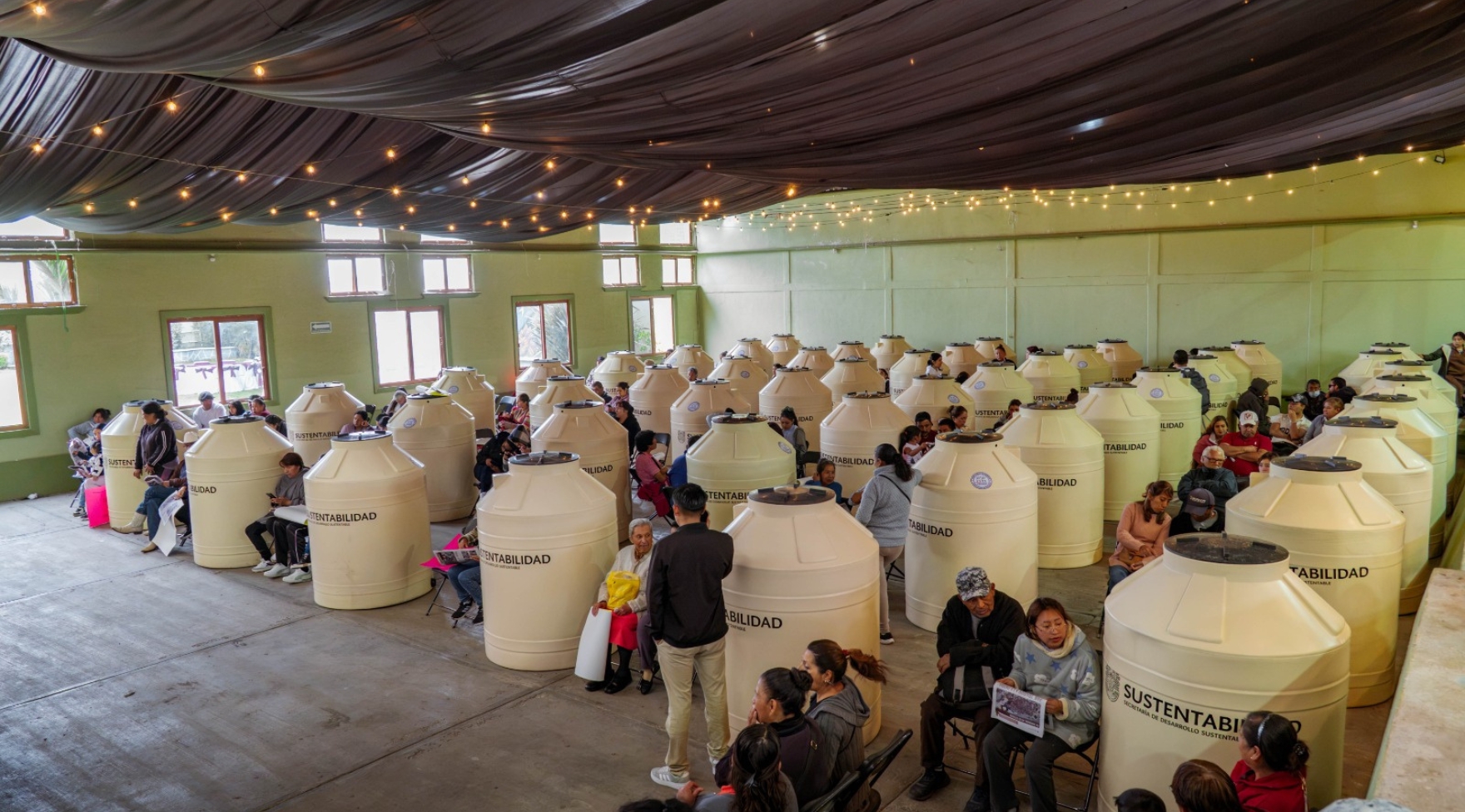 Gobierno de Morelos entrega 100 tinacos a familias de Coajomulco y Tres Marías