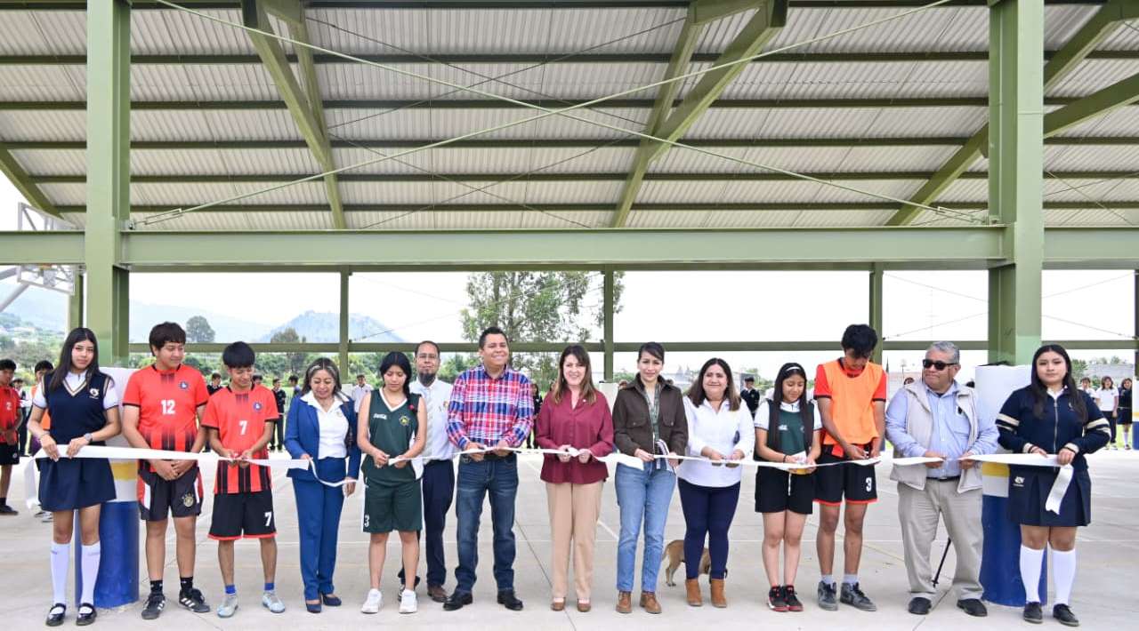 Entrega Margarita González Saravia cancha techada a estudiantes del EMSaD en Totolapan