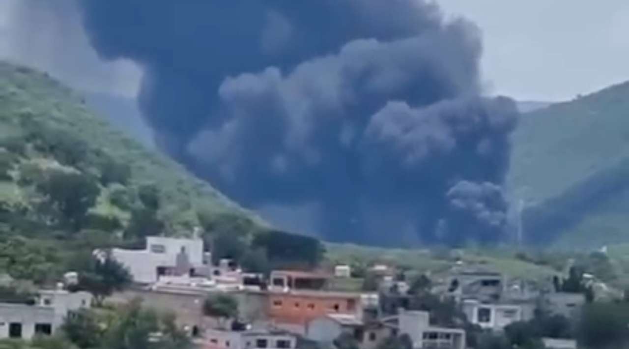 Al menos cinco personas sufren quemaduras tras volcadura e incendio de pipa en Guerrero