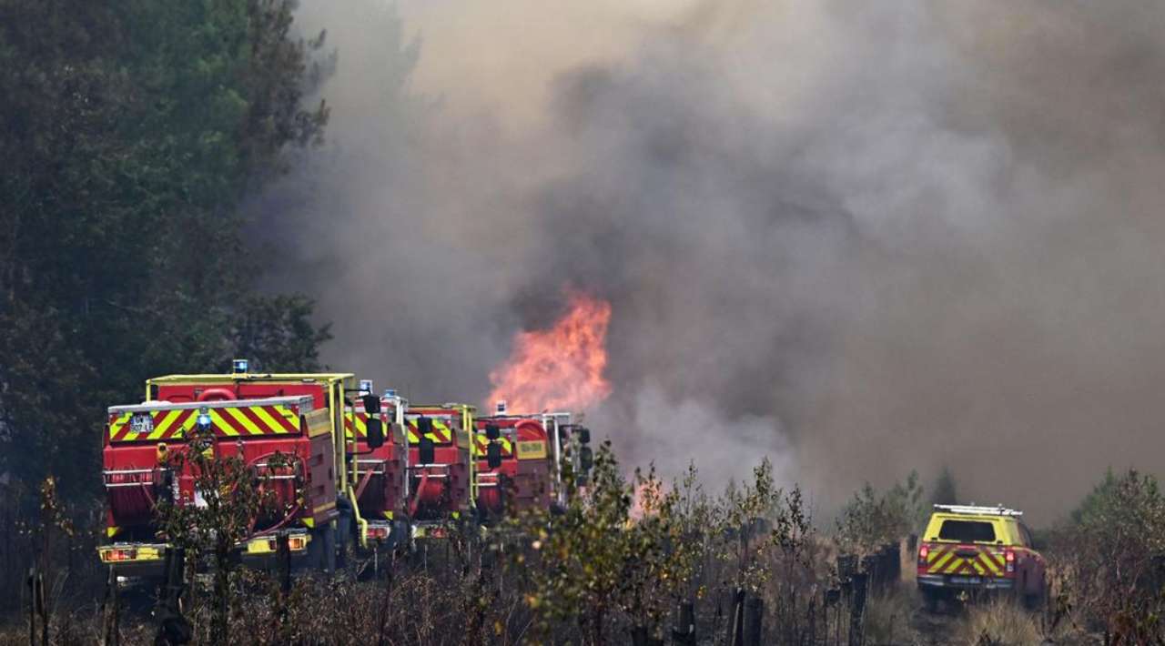 Incendios en España y Francia mantienen evacuaciones y alerta por nueva ola de calor