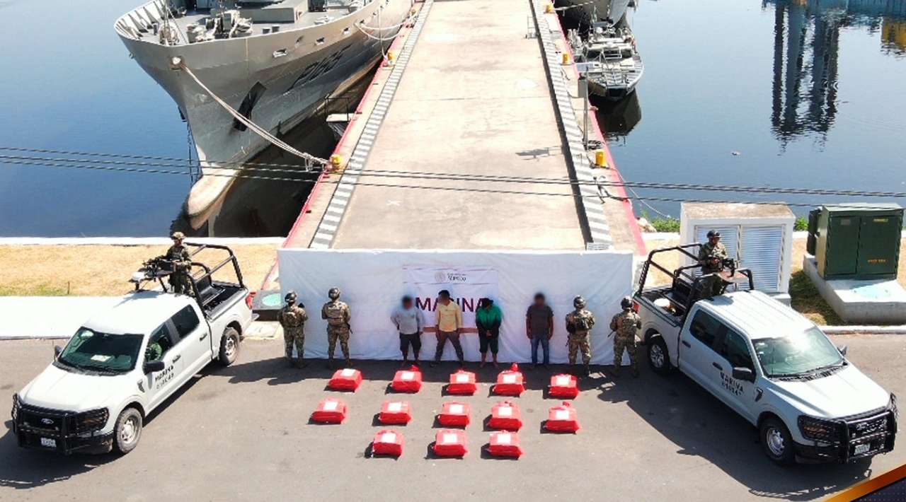 Marina asegura 1.2 toneladas de presunta cocaína frente a costas de Chiapas; hay ocho detenidos