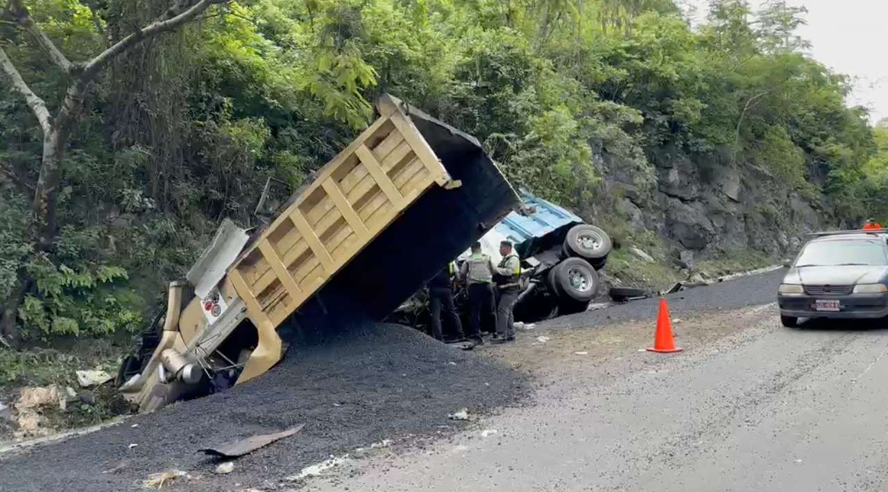 Dos camiones de carga vuelcan en la carretera Cuernavaca-Cuautla; hay dos lesionados
