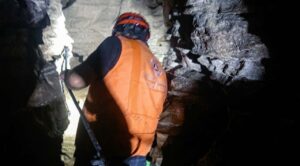 Rescatan a tres personas tras quedar atrapadas en gruta en Puebla; una murió y tres siguen desaparecidas
