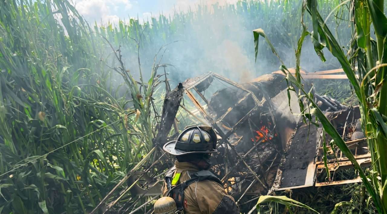Avioneta se desploma en zona de cultivo de Querétaro