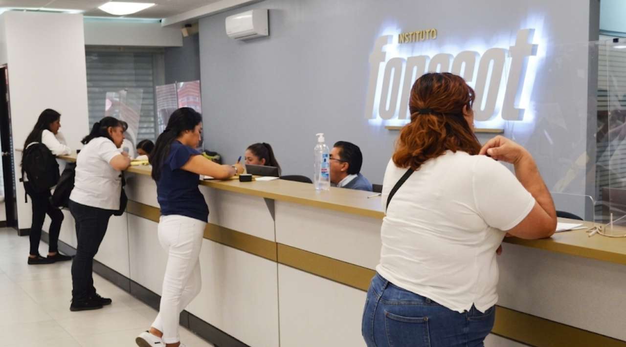 Crece participación de mujeres en créditos FONACOT; brecha salarial limita su endeudamiento