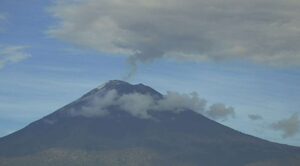 Popocatépetl mantiene Amarillo Fase 2 tras 17 exhalaciones y sismo volcanotectónico