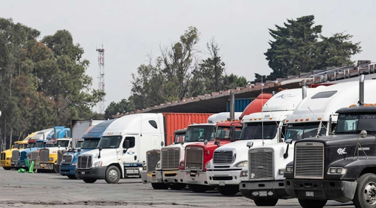 Mundial y apoyos federales impulsan venta de vehículos pesados en México: INEGI