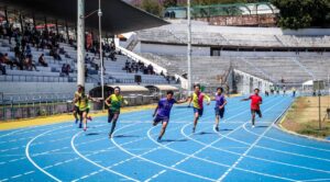 Alumnos de atletismo realizan pruebas físicas en el Estadio Centenario