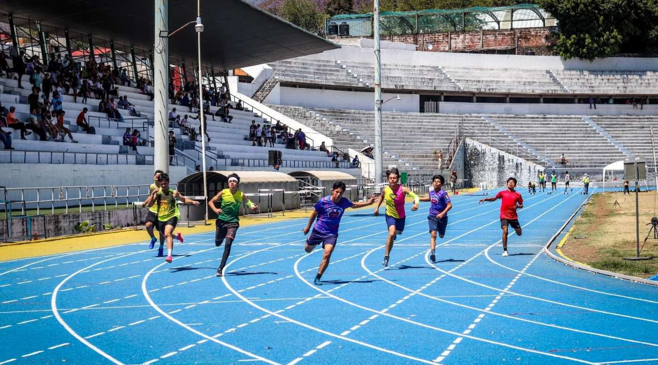 Alumnos de atletismo realizan pruebas físicas en el Estadio Centenario
