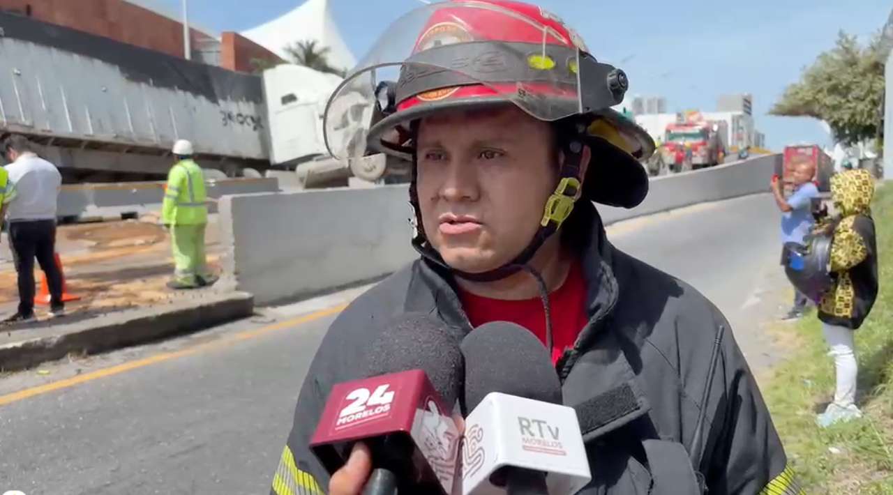 Camión de basura choca en el Paso Exprés de Cuernavaca y cierra la circulación
