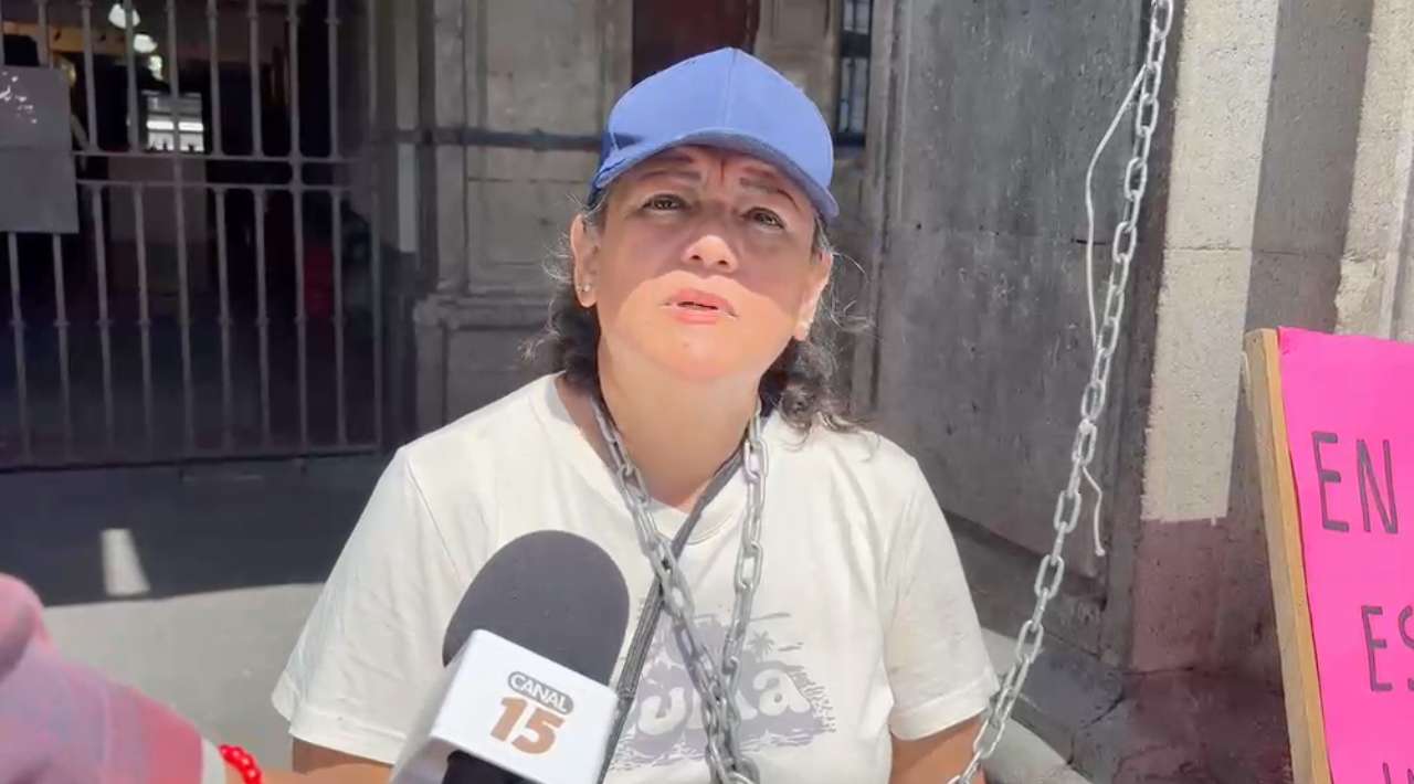 Artesana se encadena en Palacio de Gobierno para exigir retiro de estructura frente a la Catedral de Cuernavaca