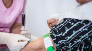 Nuevo análisis de sangre p-tau217 anticipa mayor riesgo de alzhéimer, expertos piden uso cauteloso