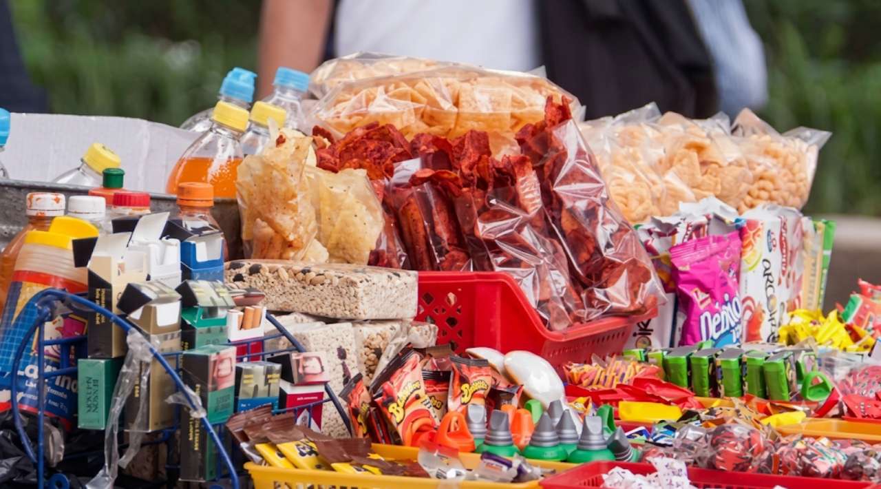 SCJN suspende resolución de amparos contra prohibición de comida chatarra en escuelas