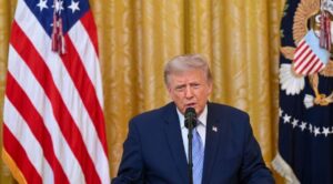 Trump acusa a China de obtener 220 millones de registros de votantes en EE.UU.