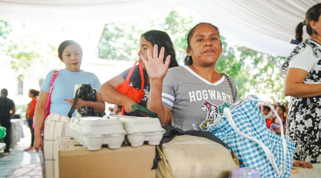SEDIF entrega canastas alimentarias en la región oriente de Morelos a familias vulnerables