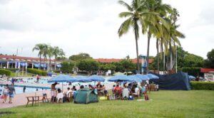Balnearios de Morelos reciben a cientos de familias durante las vacaciones de verano