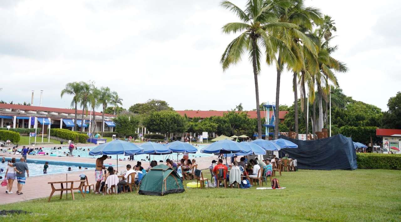 Balnearios de Morelos reciben a cientos de familias durante las vacaciones de verano