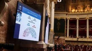Francia prohíbe las redes sociales a menores de 15 años