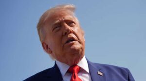 Trump amenaza con destruir puentes y plantas eléctricas en Irán